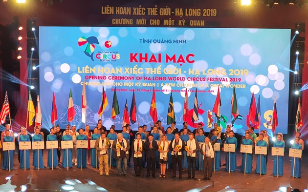 Lãnh đạo tỉnh Quảng Ninh tặng hoa cho các đoàn và Ban giám khảo Liên hoan.