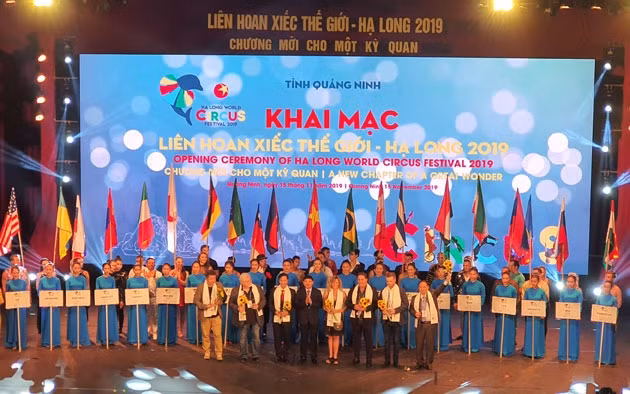 Lãnh đạo tỉnh Quảng Ninh tặng hoa cho các đoàn và Ban giám khảo Liên hoan.