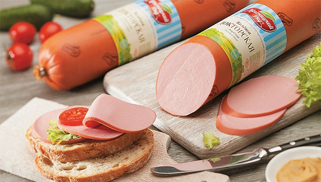 Xúc xích kolbasa với bánh mỳ.