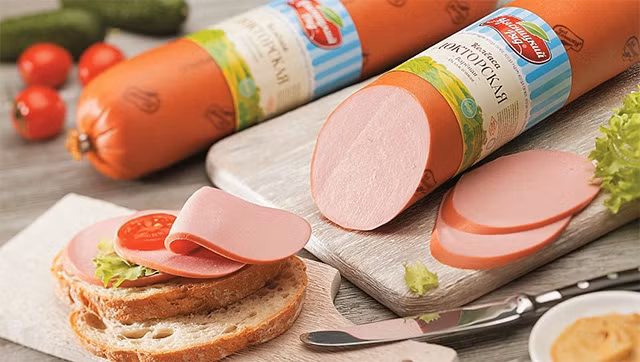 Xúc xích kolbasa với bánh mỳ.