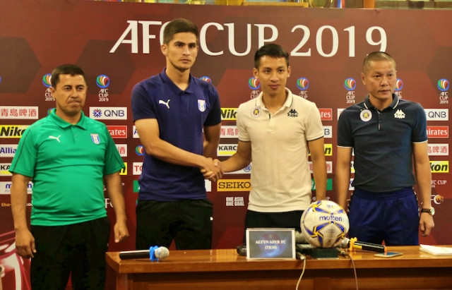 Thành viên hai đội bóng tại buổi họp báo.