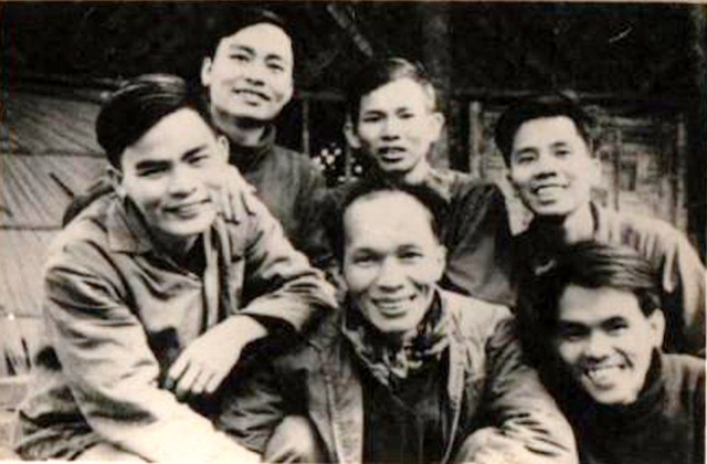 Các văn nghệ sĩ thời kỳ chống Mỹ, cứu nước. Trong ảnh: Từ trái sang: Nhà thơ Nguyễn Khoa Điềm, nhà nghiên cứu Nguyễn Đắc Xuân, nhạc sĩ Nguyễn Hữu Vấn (hàng sau) nhà văn Hoàng Phủ Ngọc Tường, nhà văn 