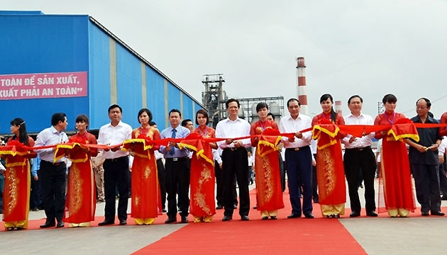 Thủ tướng Nguyễn Tấn Dũng cắt băng khánh thành Nhà máy gang thép Lào Cai.