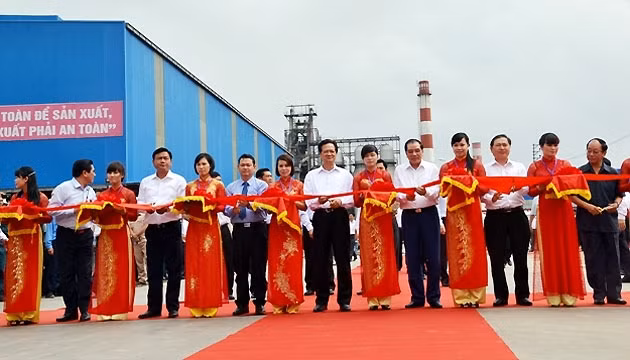 Thủ tướng Nguyễn Tấn Dũng cắt băng khánh thành Nhà máy gang thép Lào Cai.