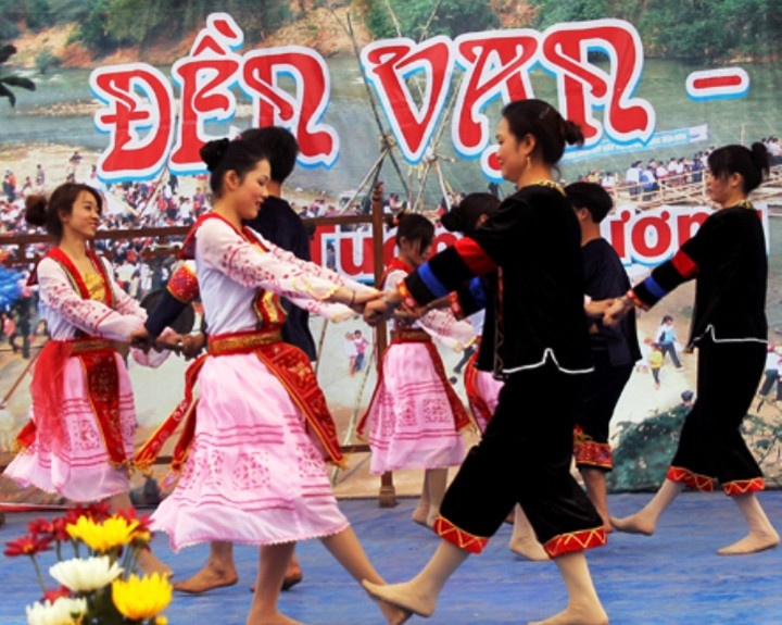 Tiết mục văn nghệ của đội văn nghệ bản Khe Ngậu, xã Xá Lượng, huyện Tương Dương (Nghệ An).