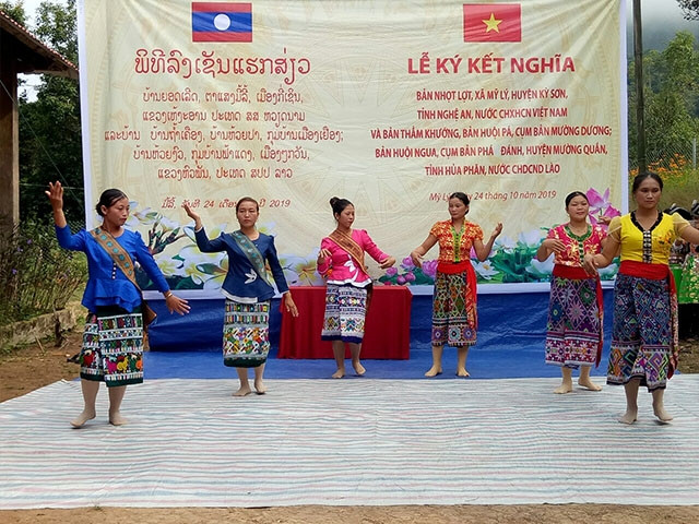 Biểu diễn văn nghệ trong lế ký kết.