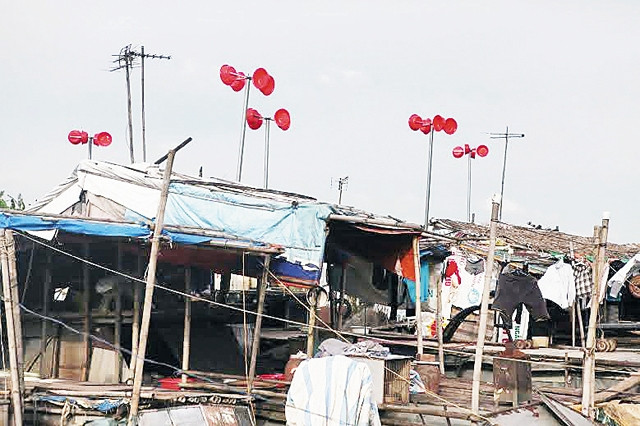 Điện gió làm bằng chiếc chậu nhựa ở bến Gốm, phường Tứ Liên, quận Tây Hồ, Hà Nội.