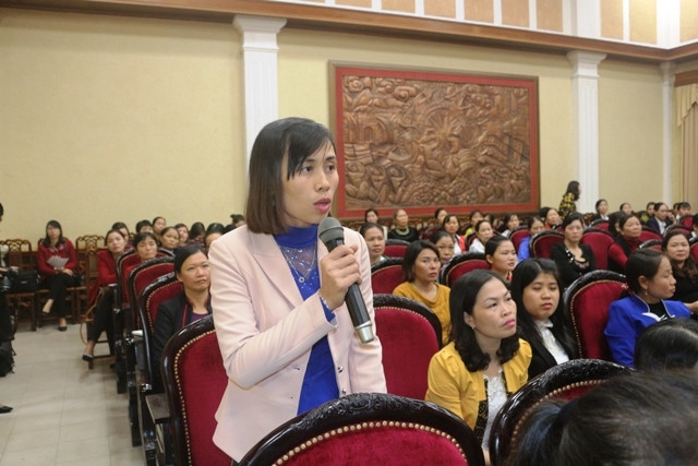 Hội viên phụ nữ phát biểu ý kiến tại buổi đối thoại với đồng chí Bí thư Tỉnh ủy Hà Nam.