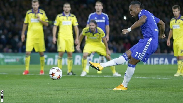 D. Drogba sút phạt đền ghi bàn cho Chelsea.