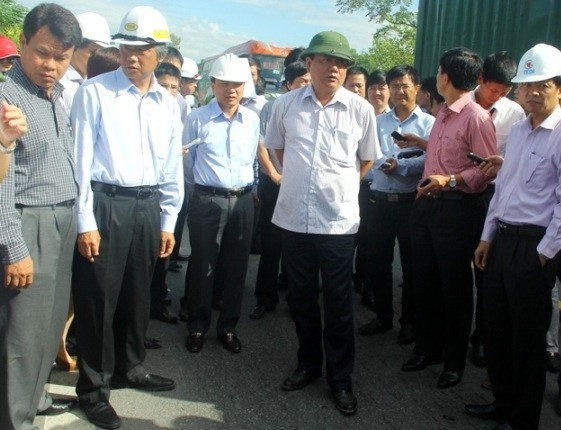 Bộ trưởng Đinh La Thăng yêu cầu bốc tách và làm lại đoạn đường bị lún tuyến đường tránh TP Huế.