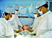 Phẫu thuật lấy ra khối u
buồng trứng tại Trung tâm Y tế Củ Chi (TP.HCM).