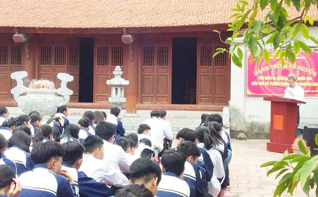 Các em học sinh tham dự hành trình về nguồn tại đền thờ Tả Tướng quốc Trần Nguyên Hãn.