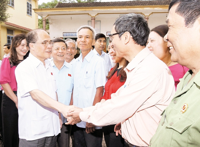 Chủ tịch QH Nguyễn Sinh Hùng tiếp xúc cử tri xã Thạch Bằng, huyện Lộc Hà, tỉnh Hà Tĩnh.                             Ảnh: NHAN SÁNG (TTXVN)