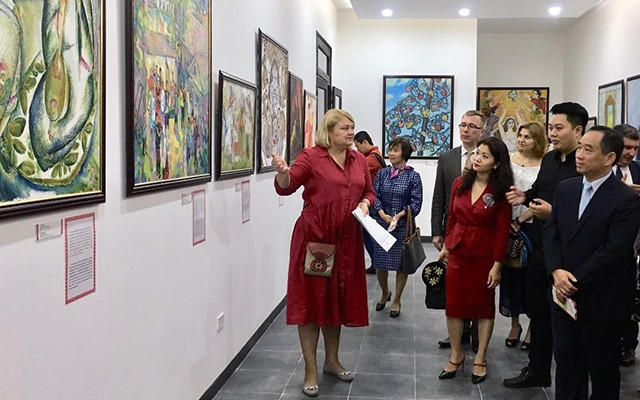 Khách tham quan Triển lãm mỹ thuật "Nghi lễ cưới của các dân tộc Nga".