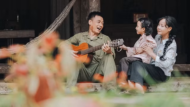 Cảnh trong MV “Gửi vào thương nhớ”. Ảnh: HỮU LONG