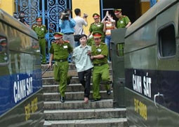 Trần Xuân Hà:
"Từ đường cái quan rẽ vào ngõ cụt".