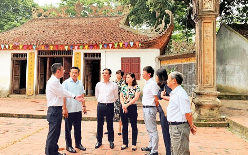 Ðoàn khảo sát Ban Văn hóa - Xã hội HÐND thành phố Hà Nội kiểm tra công tác bảo quản, tu bổ, phục hồi di tích lịch sử văn hóa đình làng Tiến Tiên (xã Tân Tiến, huyện Chương Mỹ). ẢNH: THU HUYỀN