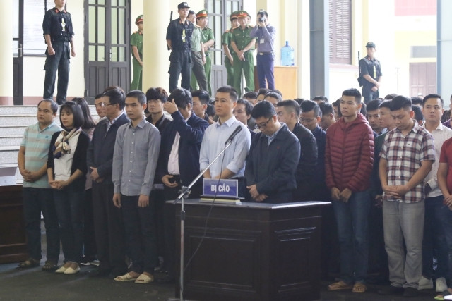 Các bị cáo tại phiên tòa xét xử đường dây đánh bạc.