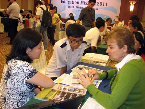 Hoang mang trước "ma trận" thông tin do các trung tâm tư vấn du học cung cấp. Ảnh: LINH CẦM