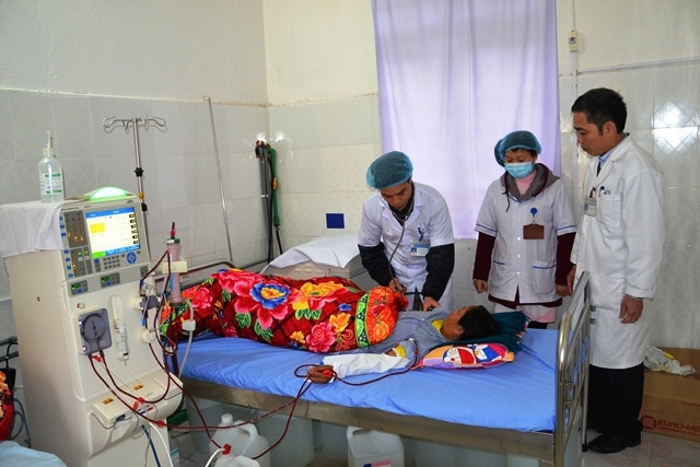 Thực hiện chạy thận nhân tạo cho bệnh nhân người dân tộc Mông ở Bệnh viện đa khoa Si Ma Cai (Lào Cai).