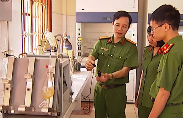 PGS, TS Nguyễn Xuân Trường, Giám đốc Trung tâm Giám định Ma túy và các giám định viên đang tiến hành giám định chất 5F-MDMB-PICA trong thuốc lá điện tử.