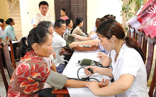 Thường xuyên khám sàng lọc sẽ giúp người dân chủ động phòng, chống các bệnh không lây nhiễm như tăng huyết áp, tim mạch... Ảnh: ANH SƠN