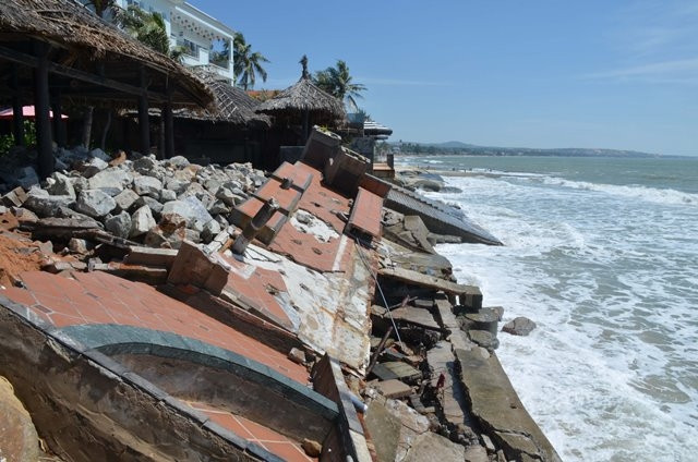 Biển xâm thực gây thiệt hại nặng cho các cơ sở du lịch ở Hàm Tiến, TP Phan Thiết, Bình Thuận.