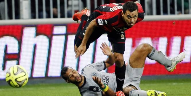 Cầu thủ Carlos Eduardo của Nice vượt qua Alaisys Romao. (Ảnh: l'Equipe).