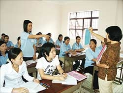 Lao động xuất khẩu học tiếng Hàn trước khi sang Hàn Quốc làm việc.
(Ảnh : SGGP)