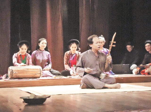 NSND Xuân Hoạch biểu diễn hát xẩm trong chương trình “Chuyện nhạc phố cổ”.