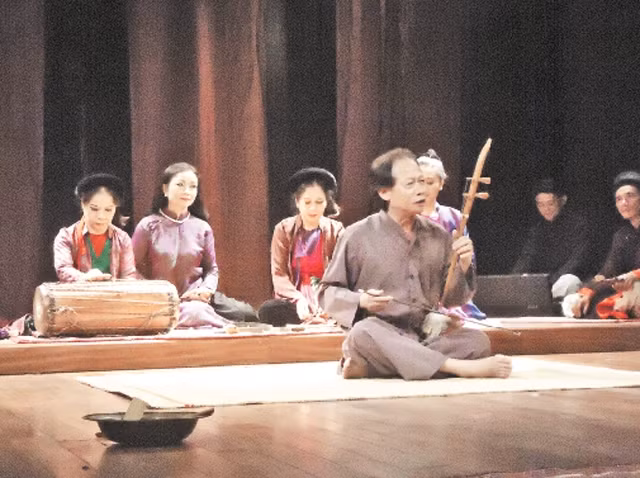 NSND Xuân Hoạch biểu diễn hát xẩm trong chương trình “Chuyện nhạc phố cổ”.