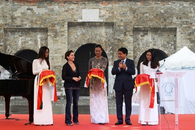 Chủ tịch UBND TP Hà Nội Nguyễn Đức Chung và bà Cecilia Piccioni, Đại sứ Italia tại Việt Nam cắt băng khai mạc Hội chợ.