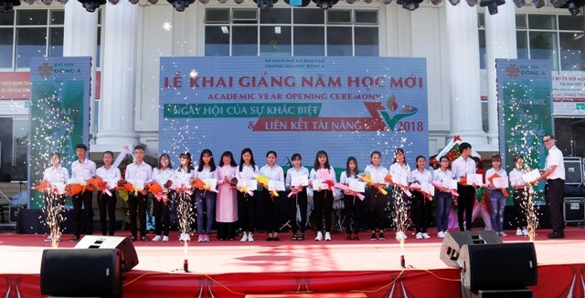 Đại diện trường ĐH Đông Á trao học bổng cho sinh viên.