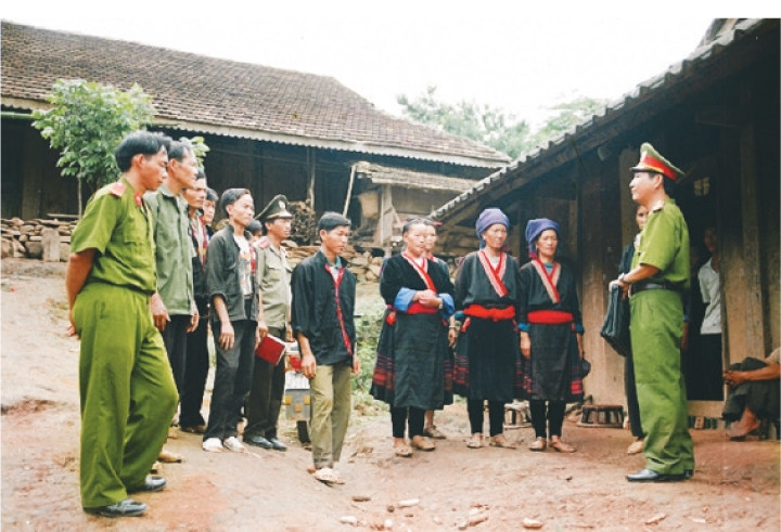 Công an huyện Văn Yên (Yên Bái) vận động bà con dân tộc thiểu số không xuất cảnh trái phép sang nước ngoài làm thuê. 