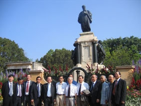 Chủ tịch QH và các thành viên chính thức
trong Đoàn thăm Viện Nghiên cứu Khoa
học Ấn Độ tại TP Bangalore.