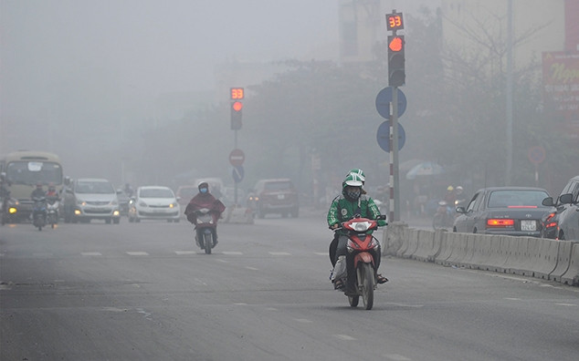 Sương mù và bụi dày đặc trên đường Nguyễn Khoái, quận Hai Bà Trưng (Hà Nội). Ảnh: NGUYỄN ÐĂNG