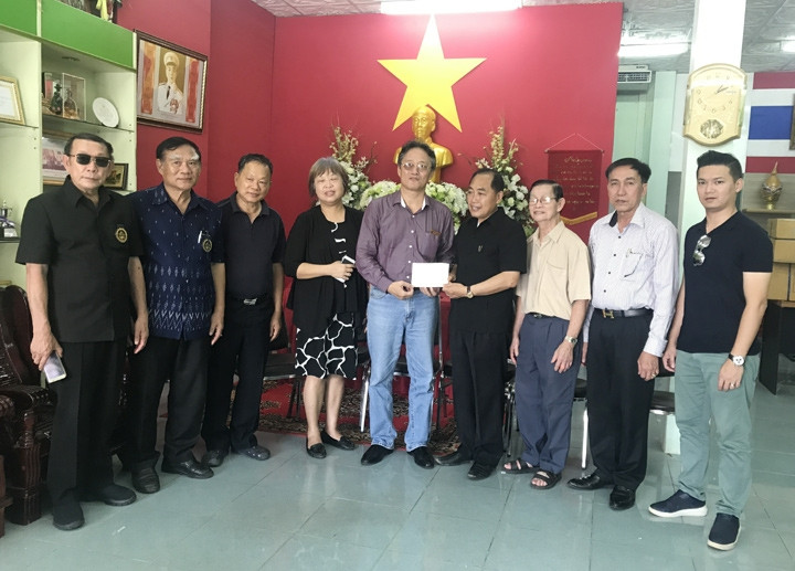 Tổng lãnh sự Việt Nam tại Khon Kaen Nguyễn Ngọc Sơn trao quà động viên kiều bào bị lũ lụt ở tỉnh Sakon Nakhon.