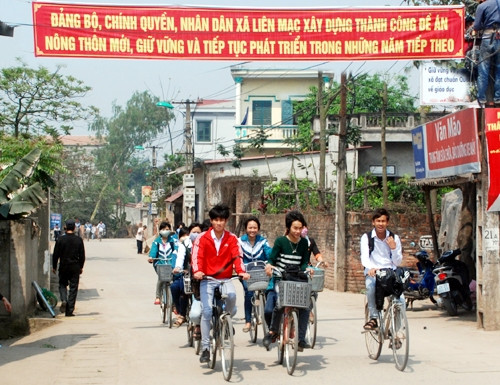 Đường giao thông nông thôn được bê-tông hóa tại xã Liên Mạc (Mê Linh, Hà Nội) tạo điều kiện thuận lợi phát triển kinh tế - xã hội. Ảnh: ĐĂNG ANH