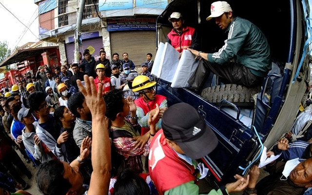 Người dân Nê-pan xếp hàng nhận cứu trợ. 