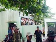 Người dân leo lên tường
chứng kiến cảnh khám xét
nhà Hai Chi.