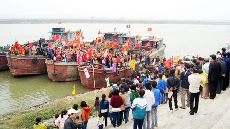 Khách du lịch và người dân dự Lễ hội Đền Kinh Dương Vương tổ chức trên sông Đuống (Bắc Ninh).