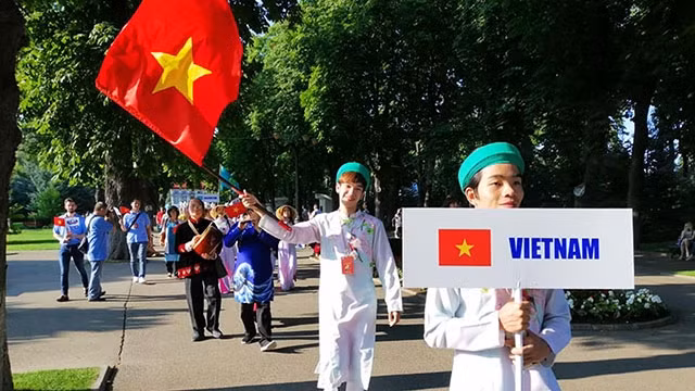 Đoàn nghệ thuật Việt Nam diễu hành ở Vaslui.