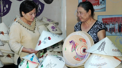 Nón lá truyền thống Huế được giới thiệu rộng rãi với du khách.