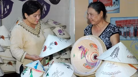 Nón lá truyền thống Huế được giới thiệu rộng rãi với du khách.