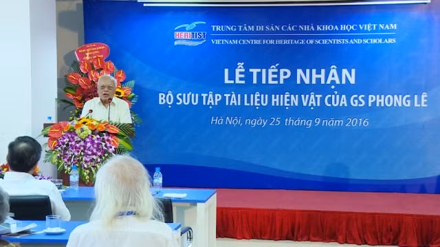 GS. Phong Lê phát biểu tại lễ tiếp nhận.