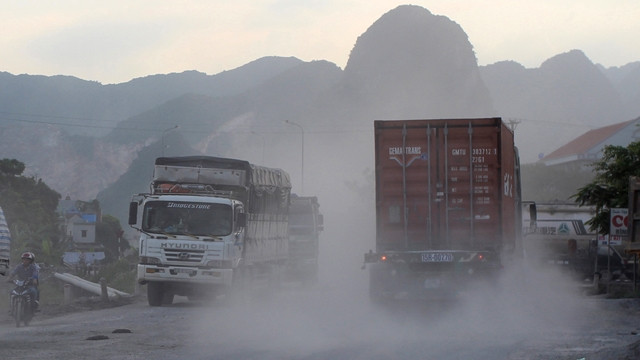 Xe tải chở vật liệu xây dựng qua thị trấn Kiện Khê gây ô nhiễm môi trường.