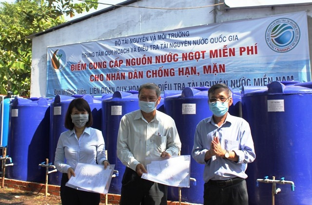 Đại diện chính quyền địa phương nhận bàn giao điểm cấp nước ngọt miễn phí.