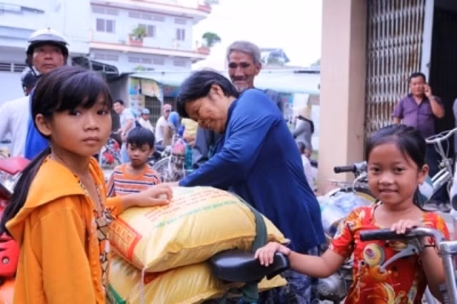 Người dân huyện Lấp Vò vui mừng nhận quà của Công ty Hoàng Gia.