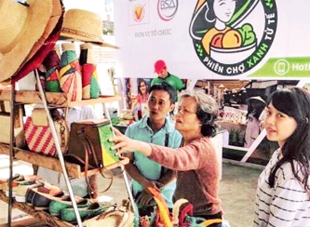 Sản phẩm làm từ xơ mướp của Vi Lâm được giới thiệu tại phiên chợ Xanh.