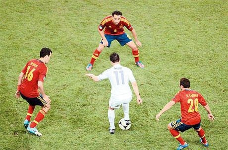 ÐT Tây Ban Nha bóp nghẹt sức chiến đấu của các cầu thủ Pháp.